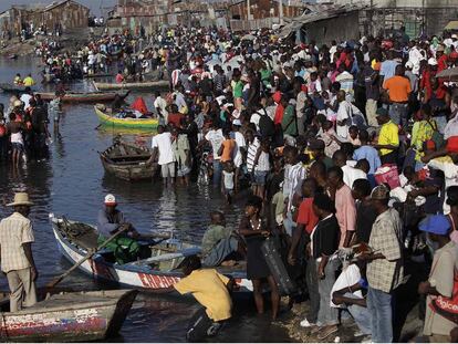 Haitianos en un embarcadero de Puerto Príncipe a la espera de subir a algún bote para huir de la ciudad.
