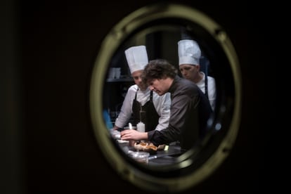 Jordi Cruz, el miércoles, durante el servicio del almuerzo en el restaurante ABaC.  