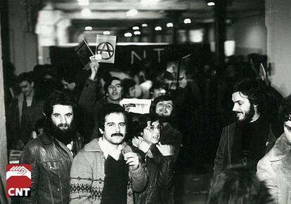 Exposición 100 años de Anarcosindicalismo - Museo de História de Catalunya - Reunión de cenetistas tras la legalitzación de la CNT, Valéncia, [1978].