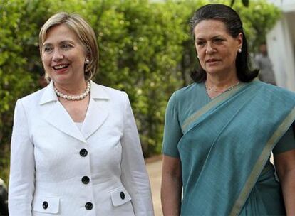 La secretaria de Estado de EE UU, Hillary Clinton, a la izquierda, posa junto con la presidenta del gobernante Partido del Congreso, Sonia Gandhi, a la derecha, en Nueva Delhi.