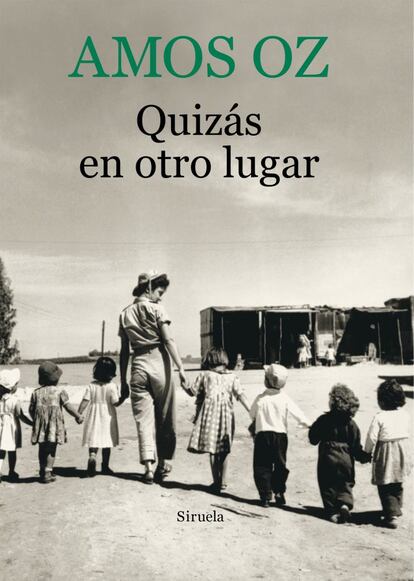 La gran familia del Kibutz todo lo escucha, todo lo observa. No hay relación o roce humano que escape al escrutinio moral del grupo. Y menos aún el amorío de una adolescente con un hombre mayor y un embarazo no deseado. Porque en Metzudat Ram, el kibutz en el que transcurre Quiza en otro lugar todo se comparte: la crianza de los niños, las comidas, los trabajos y también la evaluación de las conductas. Esa intimidad, a ratos reconfortante y a menudo asfixiante, que impregna la vida del kibutz, es la que retrata el escritor israelí. “Juzgamos a nuestro prójimo día y noche […] no hay debilidad que pueda escapar aquí por mucho tiempo a los juicios de valor”, escribe Oz. Por ANA CARBAJOSA