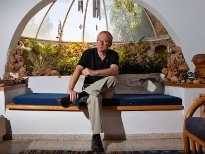 El escritor David Grossman en un rinc&oacute;n de su casa en Jerusal&eacute;n.