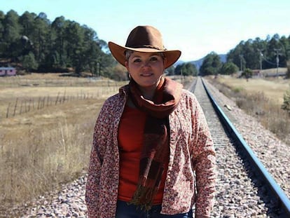 La periodista mexicana Miroslava Breach, en la sierra Tarahumara.