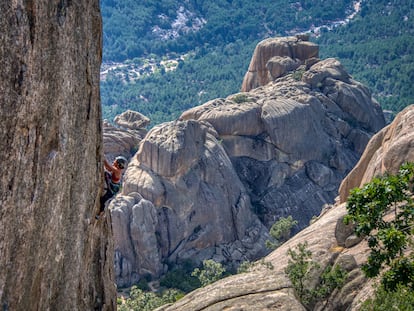 La deportista Alba Álvarez escalando en La Pedriza (Sierra de Guadarrama)