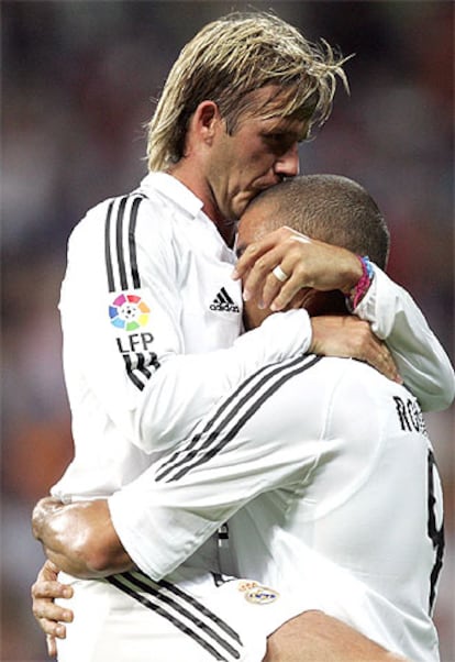 David Beckham felicita a Roberto Carlos tras marcar un gol.