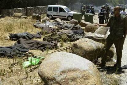 Los cuerpos de los soldados israelíes yacen cubiertos por mantas en el <i>kibutz</i> de Kfar Giladi.