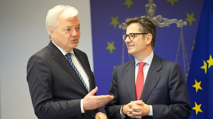 El ministro de la Presidencia, Félix Bolaños (derecha de la imagen), reunido con el comisario de Justicia, Didier Reynders, en Bruselas, en el marco de los trabajos preparatorios de la presidencia de España del Consejo de la Unión Europea del segundo semestre de 2023.