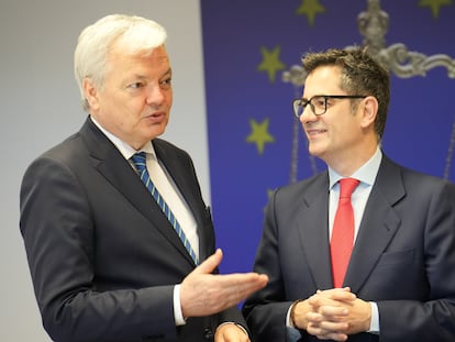 El ministro de la Presidencia, Félix Bolaños (derecha de la imagen), reunido con el comisario de Justicia, Didier Reynders, en Bruselas, en el marco de los trabajos preparatorios de la presidencia de España del Consejo de la Unión Europea del segundo semestre de 2023.