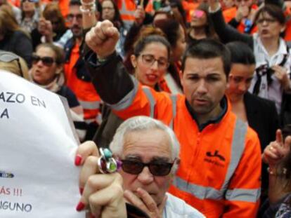 Una concentraci&oacute;n en la Plaza Alta de Algeciras (C&aacute;diz) en apoyo a los estibadores.