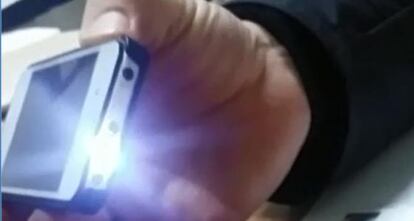 Imagen del taser con forma de teléfono móvil requisado por el Cuerpo Nacional de Policía de Jerez.