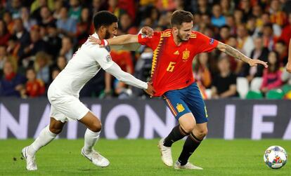 El defensa de Inglaterra, Joe Gomez,  presiona al centrocampista de España, Saúl Ñíguez, en una jugada del partido.