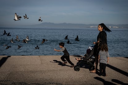 Turistas pasean en el Malecon de Puerto Vallarta, Jalisco.