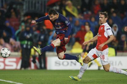 El delantero del FC Barcelona Lionel Messi (i) y el defensa del Arsenal Nacho Monreal (d).