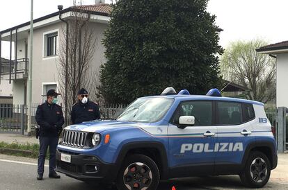 Dois policiais locais em um posto de controle em um município em quarentena na zona vermelha da Lombardia, em 25 de fevereiro.
