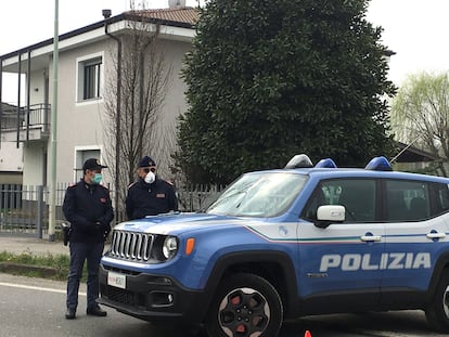 Dos policías locales, en un puesto de control en un municipio en cuarentena en la zona roja de Lombardía, el pasado 25 de febrero.