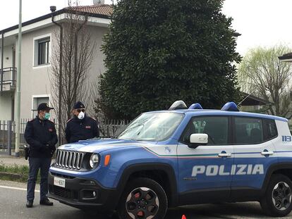 Dois policiais locais em um posto de controle em um município em quarentena na zona vermelha da Lombardia, em 25 de fevereiro.