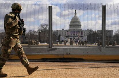 Unos 25.000 miembros de la Guardia Nacional blindaron la capital estadounidense, tras los turbulentos días que ha vivido el país luego del asalto violento al Capitolio el pasado 6 de enero por una turba de seguidores de Trump.