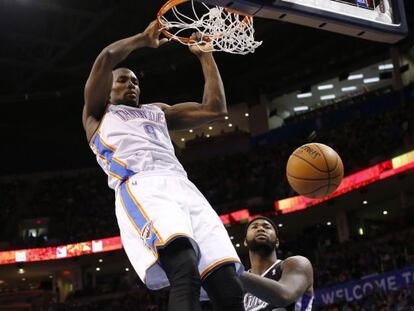 Serge Ibaka culmina un mate contra Sacramento