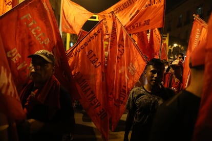 Las banderas ondean en contra de Fujimori, cuyo indulto fue otorgado por el presidente Pedro Pablo Kuczynski, luego de que el Congreso lo perdonara a él y no lo destituyera por nexos en el caso Odebrecht.