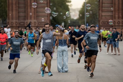 Midnight Runners, comunidad de corredores que se encuentran periódicamente para correr por las calles de Barcelona.
En la imagen, los participantes inician su marcha por el paseo Lluis Companys.