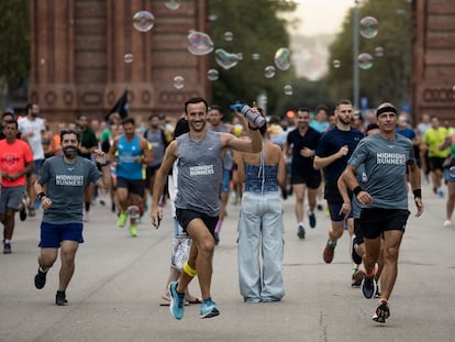 Midnight Runners, comunidad de corredores que se encuentran periódicamente para correr por las calles de Barcelona.
En la imagen, los participantes inician su marcha por el paseo Lluis Companys.