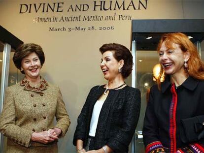 Las primeras damas de EE UU, México y Perú asisten a la exposición <i>Divina y Humana: La mujer en el antiguo
México y Perú</i> en Washington (EE UU).