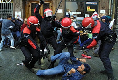 Incidentes en la clausura de una sede de Batasuna en Bilbao.