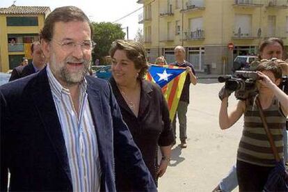 Mariano Rajoy y la presidenta del PP en Girona, Concepció Veray, ante un grupo de independentistas en Cornellà de Terri.