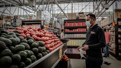 Un hombre compra fruta en un supermercado de Ciudad de México.