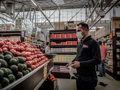 Consumidores compran alimentos en un supermercado de la Colonia Roma, en Ciudad de México.