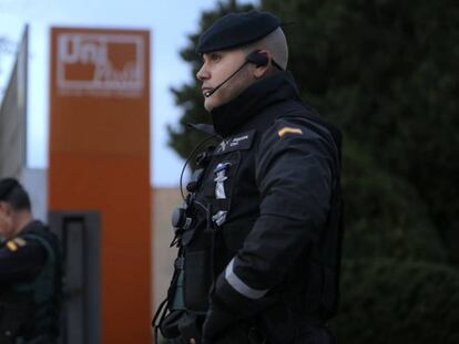 Un guàrdia civil en una seu d'Unipost a L'Hospitalet de Llobregat.