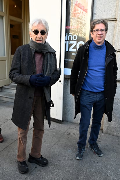 Los actores José Sacristán y Gabino Diego en el exterior del teatro.