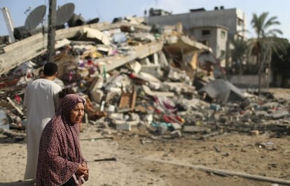 Una palestina frente a las ruinas de su casa en Gaza.