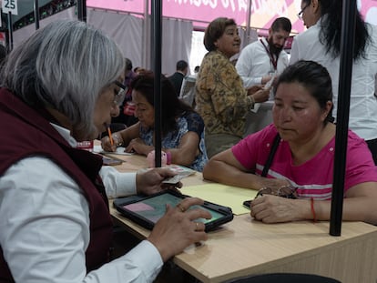 Una mujer consulta a un asesor previsional en la Feria de las Afores en Ciudad de México.