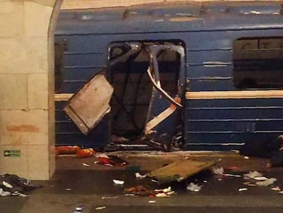 Vagão do trem do metrô atacado nesta segunda-feira em São Petersburgo.