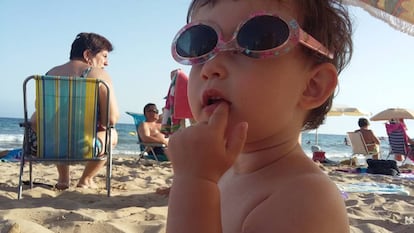 Sí, señora, la niña dice vulva y se pone las gafas así.