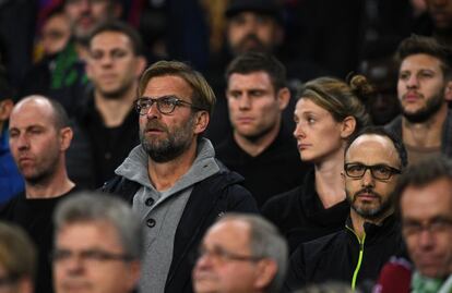 Jurgen Klopp entrenador del Liverpoo, observa en la grada, el partido entre el FC Barcelon y el Borussia Moenchengladbach en el Camp Nou.