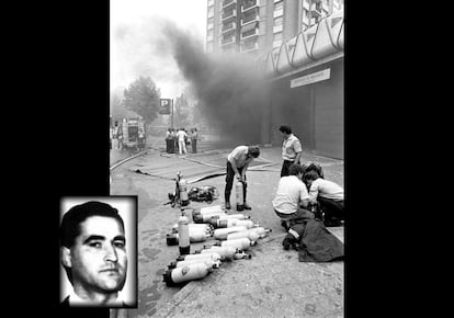 Domingo Troitiño, activista del comando Barcelona de ETA, condenado a 1.118 años. En <b>la fotografía</b>, miembros de los servicios de emergencias preparan bombonas de oxígeno para entrar en los grandes almacenes de Hipercor de Barcelona, tras el atentado de ETA, el 19 de junio de 1987.