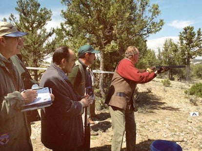 El Rey Juan Carlos practica la modalidad federativa de tiro deportivo de Recorridos de Caza, en Soria en 2001.