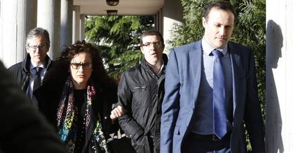 Carolina G&oacute;mez-Criado y F&eacute;lix Rubial (sin corbata), a su llegada a los juzgados de Santiago.