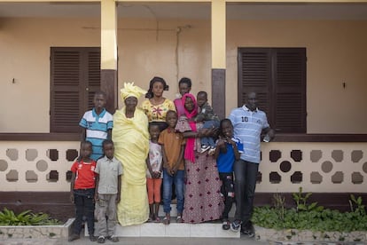 Parte de la familia de Sophie Sylla en su casa de Balacoss, en Saint Louis (Senegal).