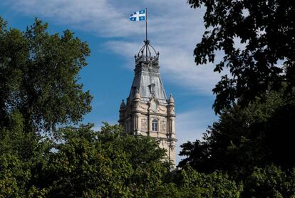 La bandera de Quebec en el parlamento regional.