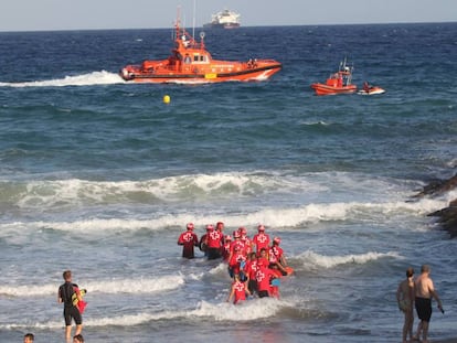 Rescate de una persona ahogada en una playa catalana. 