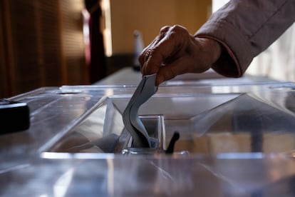 Un votante ejerce su derecho al voto en un colegio electoral de París (Francia). 