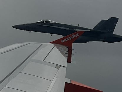 Un caza español F-18, visto a través de la ventana del avión, escolta el vuelo de Easyjet con Aditya Verma a bordo, el 3 de julio de 2022.