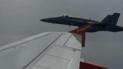 Un caza español F-18, visto a través de la ventana del avión, escolta el vuelo de Easyjet con Aditya Verma a bordo, el 3 de julio de 2022.