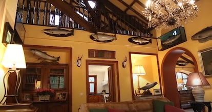 Otra vista del salón del chalé, en una captura de un video promocional de Sauber Real State. 
