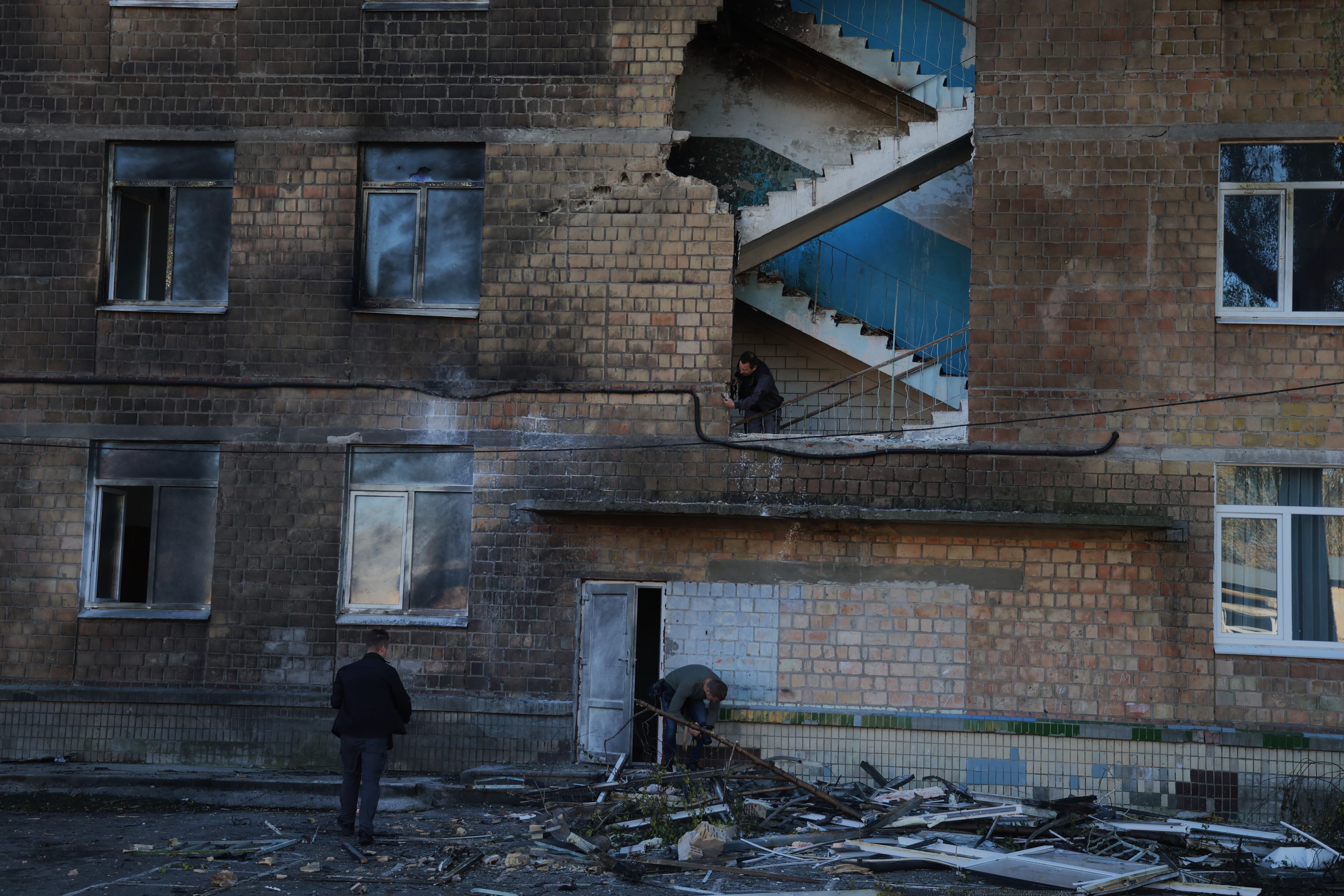 Frachada de un colegio de Kiev alcanzado este jueves por un dron ruso.