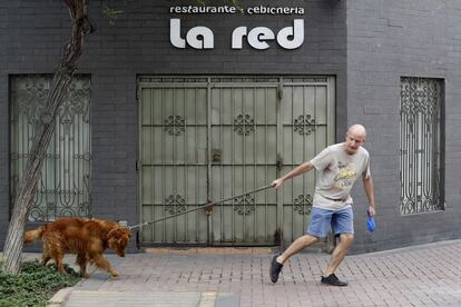 Un hombre pasea a su perro durante el confinamiento, en Lima (Perú).