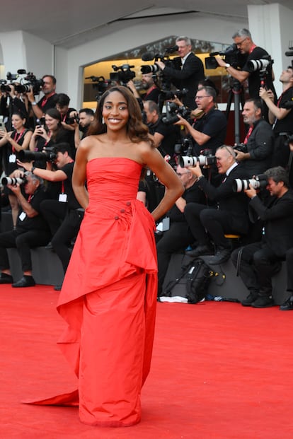 Llamó especialmente la atención este vestido de gala palabra de honor con superposiciones drapeadas de Chanel.